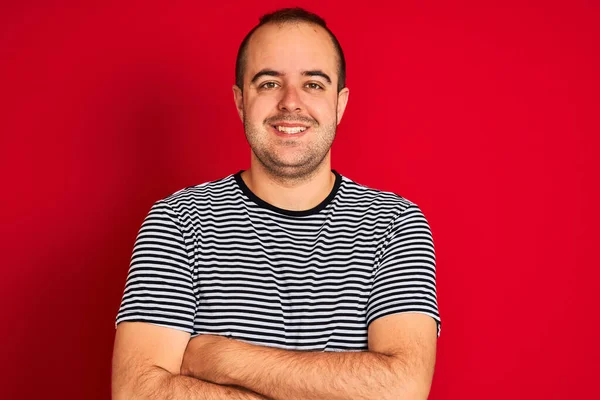 Jovem Vestindo Camiseta Listrada Marinha Sobre Fundo Vermelho Isolado Rosto — Fotografia de Stock