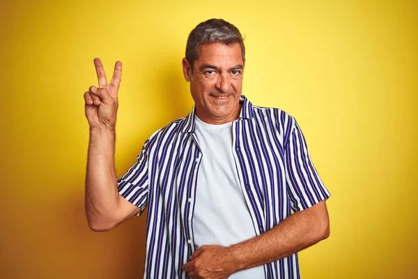 Gutaussehender Mann Mittleren Alters Gestreiftem Hemd Der Vor Isoliertem Gelben — Stockfoto