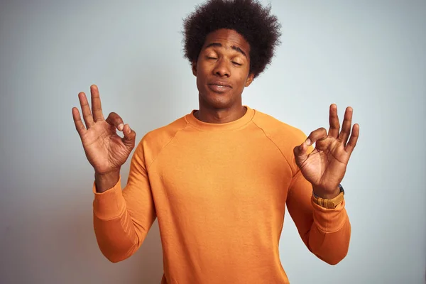 Giovane Uomo Americano Con Capelli Afro Indossa Maglione Arancione Sfondo — Foto Stock