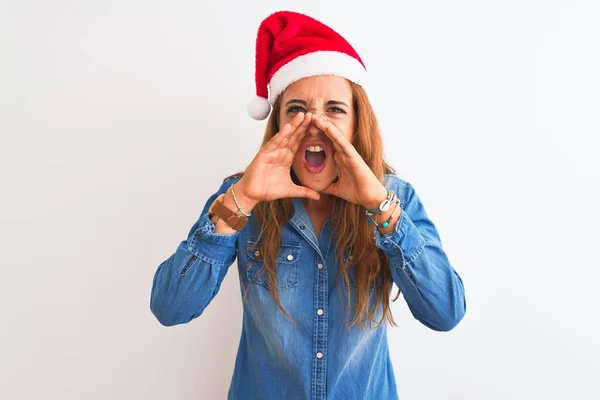 Jeune Belle Rousse Femme Portant Chapeau Noël Sur Fond Isolé — Photo