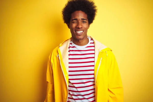 Afrikanisch Amerikanischer Mann Mit Afro Haaren Regenmantel Steht Vor Isoliertem — Stockfoto