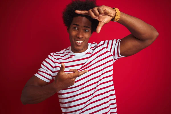 Jovem Americano Africano Com Cabelo Afro Vestindo Camiseta Listrada Sobre — Fotografia de Stock