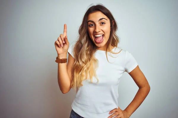 Jovem Mulher Bonita Vestindo Casual Shirt Branca Sobre Fundo Isolado — Fotografia de Stock