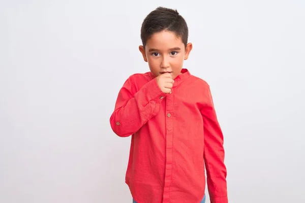 孤立した白い背景感の上に立つエレガントな赤いシャツを着て美しい子供の男の子は具合が悪く 風邪や気管支炎の症状として咳をします 医療の概念 — ストック写真