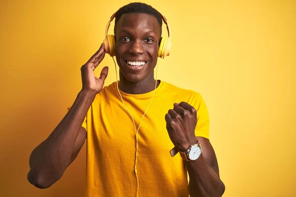 Hombre Afroamericano Escuchando Música Usando Auriculares Sobre Fondo Amarillo Aislado — Foto de Stock