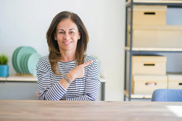 Mujer Mayor Mediana Edad Sentada Mesa Casa Alegre Con Una — Foto de Stock