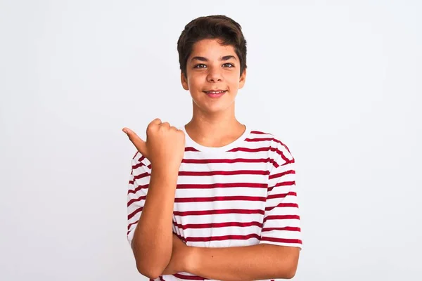 一个英俊的少年男孩站在白色孤立的背景上 面带微笑 面带微笑 竖起大拇指指向旁边 — 图库照片