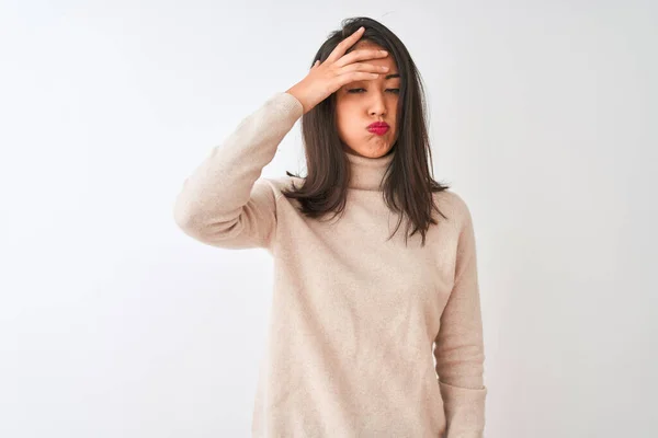 Mulher Chinesa Bonita Vestindo Camisola Gola Alta Sobre Fundo Branco — Fotografia de Stock