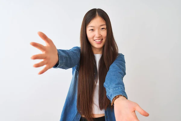 Jonge Chinese Vrouw Met Denim Shirt Geïsoleerde Witte Achtergrond Kijkend — Stockfoto