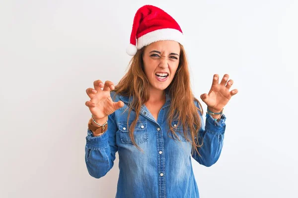 Joven Hermosa Pelirroja Con Sombrero Navidad Sobre Fondo Aislado Sonriendo —  Fotos de Stock