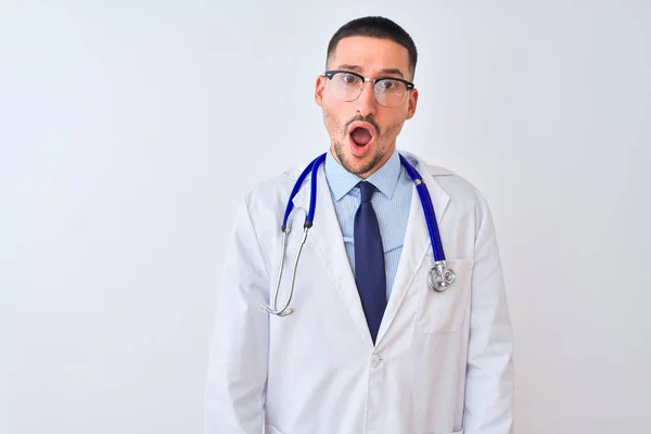 Młody Lekarz Noszący Stetoskop Odosobnionym Tle Szokującej Twarzy Sceptyczny Sarkastyczny — Zdjęcie stockowe