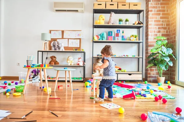 Bela Criança Torno Lotes Brinquedos Jardim Infância — Fotografia de Stock