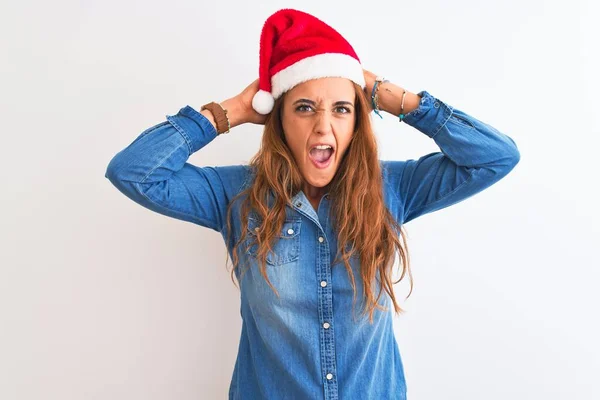 Jonge Mooie Roodharige Vrouw Draagt Kerst Hoed Geïsoleerde Achtergrond Gek — Stockfoto