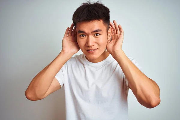 Joven Asiático Chino Hombre Usando Camiseta Pie Sobre Fondo Blanco — Foto de Stock