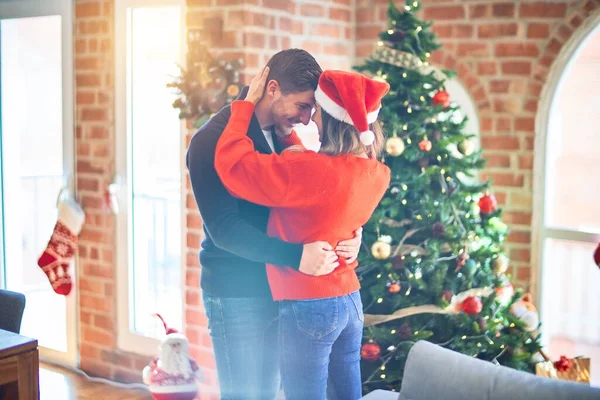 Mutlu Kendinden Emin Gülümseyen Genç Bir Çift Evde Noel Ağacının — Stok fotoğraf