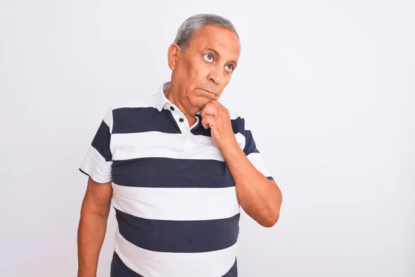 Senior Gråhårig Man Bär Casual Randig Polo Står Över Isolerad — Stockfoto