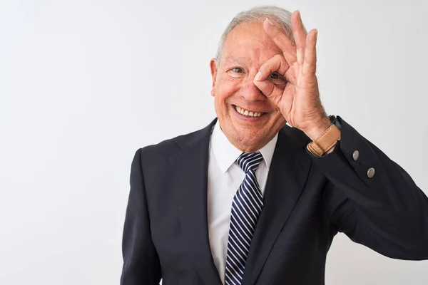 Senior Grijs Harige Zakenman Pak Staan Geïsoleerde Witte Achtergrond Doen — Stockfoto