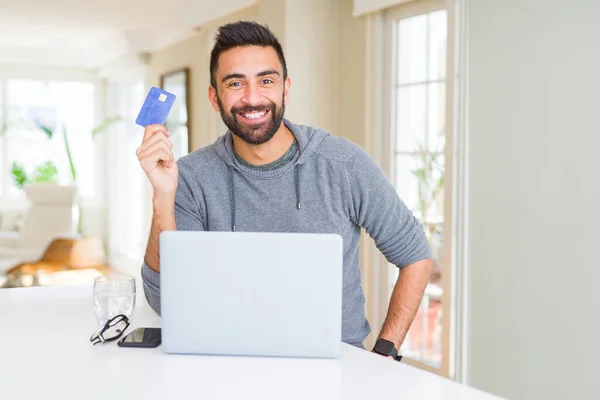 Όμορφος άντρας που χαμογελάει χρησιμοποιώντας πιστωτική κάρτα ως πληρωμή — Φωτογραφία Αρχείου