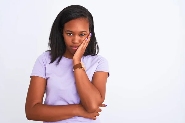 Belle Jeune Femme Afro Américaine Sur Fond Isolé Pensant Fatigué — Photo