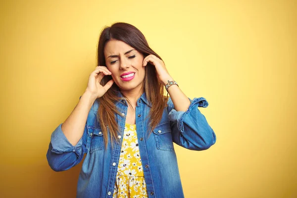 Junge Schöne Frau Die Vor Gelbem Isoliertem Hintergrund Steht Und — Stockfoto