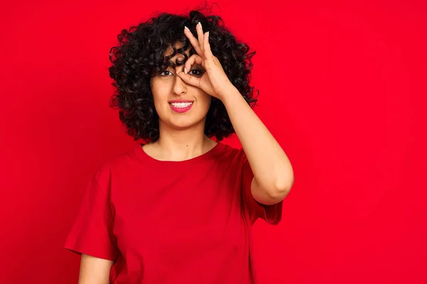 Mladá Arabka Kudrnatými Vlasy Sobě Ležérní Tričko Přes Izolované Červené — Stock fotografie