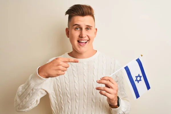 Mladý Pohledný Muž Drží Izraelskou Vlajku Nad Izolovaným Bílým Pozadím — Stock fotografie