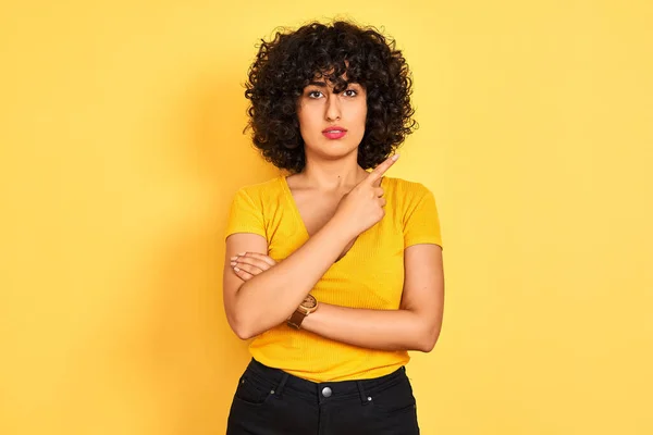 Ung Arabiska Kvinna Med Lockigt Hår Bär Shirt Stående Över — Stockfoto