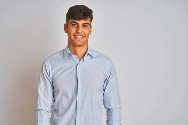 若いインドのビジネスマンは 顔に幸せでクールな笑顔で孤立した白い背景の上に立ってエレガントなシャツを着ています ラッキーな人 — ストック写真