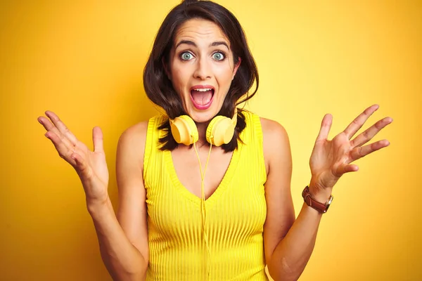 Junge Schöne Frau Mit Kopfhörern Über Gelbem Isolierten Hintergrund Feiert — Stockfoto