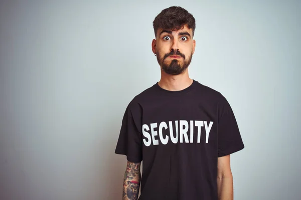 Jovem Homem Salvaguarda Com Tatuagem Respondendo Uniforme Segurança Sobre Fundo — Fotografia de Stock