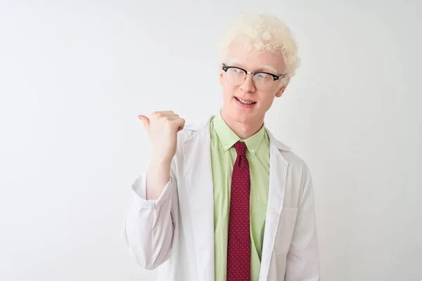 Jovem Cientista Loiro Albino Vestindo Casaco Óculos Sobre Fundo Branco — Fotografia de Stock