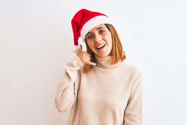 Mooie Roodharige Vrouw Draagt Kerstmuts Geïsoleerde Achtergrond Lachend Telefoongebaar Doen — Stockfoto