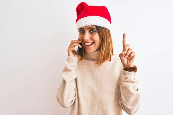 Mulher Ruiva Bonita Usando Chapéu Natal Falando Smartphone Surpreso Com — Fotografia de Stock