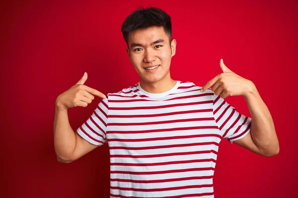 Junger Asiatischer Chinese Gestreiftem Shirt Steht Über Isoliertem Rotem Hintergrund — Stockfoto
