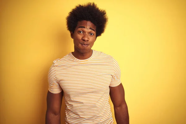 Američan Afro Vlasy Pruhovaným Tričkem Stojící Nad Osamělým Žlutým Pozadím — Stock fotografie