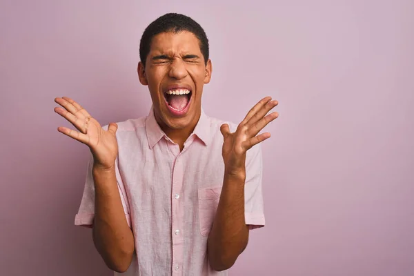 Junger Gutaussehender Arabischer Mann Lässigem Hemd Vor Isoliertem Rosa Hintergrund — Stockfoto