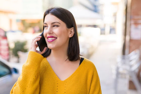 Vacker Ung Kvinna Leende Positiva Ringer Med Hjälp Smarpthone Staden — Stockfoto