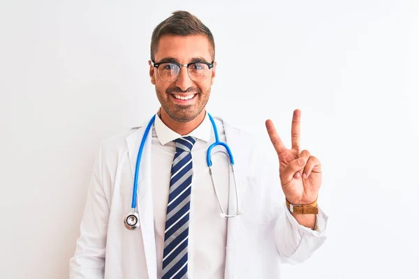 Jeune Beau Médecin Homme Portant Stéthoscope Sur Fond Isolé Montrant — Photo