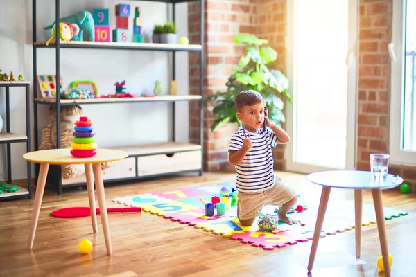 Schöner Kleinkind Junge Spricht Kindergarten Auf Dem Smartphone — Stockfoto