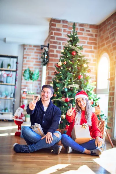 Ein Junges Paar Mit Weihnachtsmannmütze Sitzt Hause Auf Dem Boden — Stockfoto