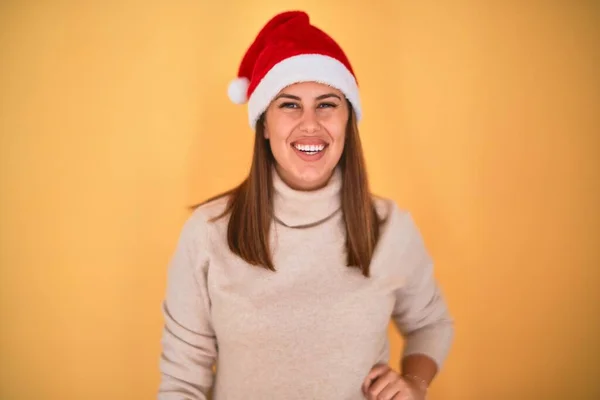 Giovane Bella Donna Sorridente Felice Indossa Maglione Invernale Cappello Babbo — Foto Stock