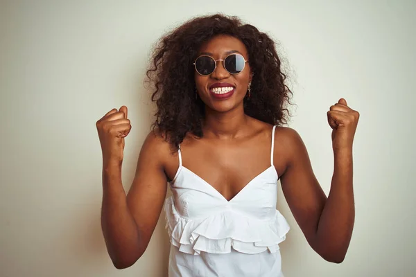 Mujer Afroamericana Joven Con Camiseta Gafas Sol Sobre Fondo Blanco — Foto de Stock