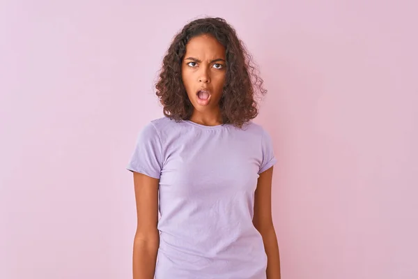 Ung Brasiliansk Kvinna Bär Shirt Stående Över Isolerad Rosa Bakgrund — Stockfoto