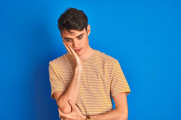 Adolescente Chico Usando Casual Camiseta Pie Sobre Azul Aislado Fondo — Foto de Stock