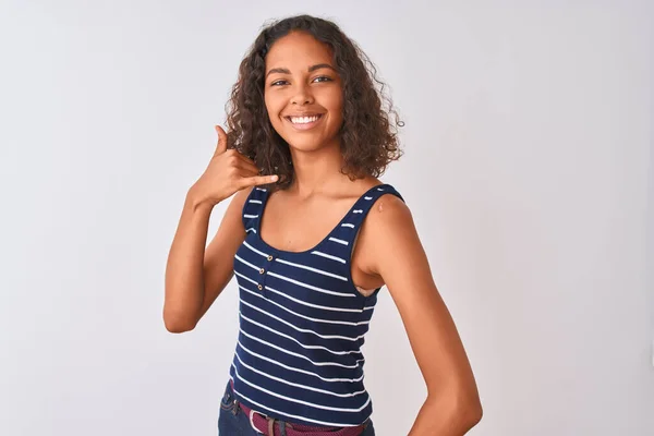 Mujer Brasileña Joven Con Una Camiseta Rayas Pie Sobre Fondo —  Fotos de Stock