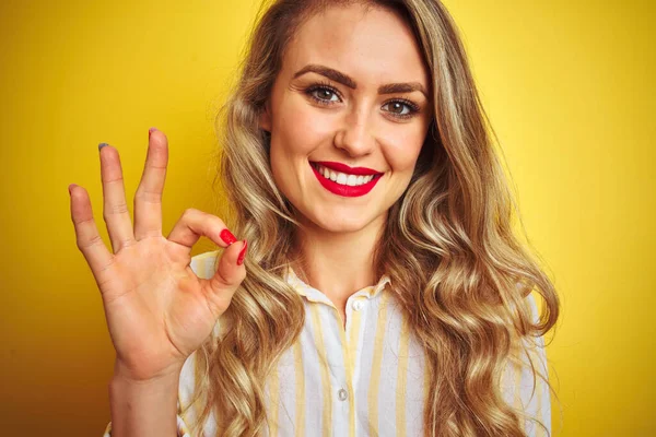 Jonge Mooie Vrouw Dragen Strepen Shirt Staan Geel Geïsoleerde Achtergrond — Stockfoto