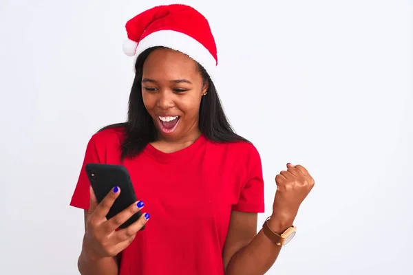 Jeune Femme Afro Américaine Portant Chapeau Noël Utilisant Smartphone Criant — Photo