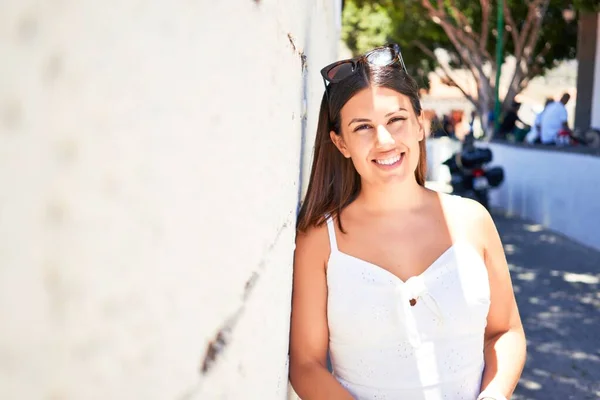 Menina Bonita Inclinada Parede Branca Jovem Mulher Amigável Sorrindo Feliz — Fotografia de Stock