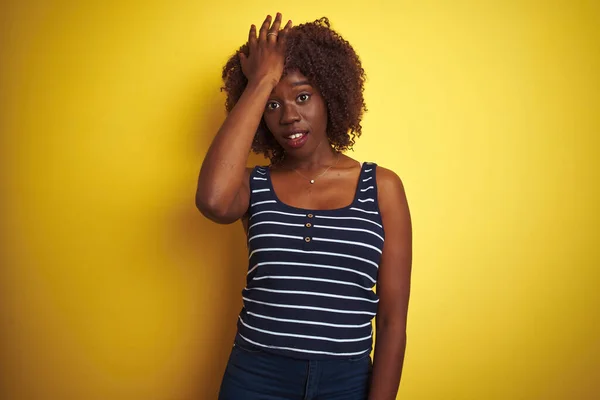 Jonge Afrikaanse Vrouw Draagt Gestreept Shirt Geïsoleerde Gele Achtergrond Verrast — Stockfoto
