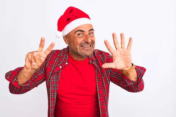 Hombre Mediana Edad Vistiendo Sombrero Santa Navidad Pie Sobre Fondo — Foto de Stock